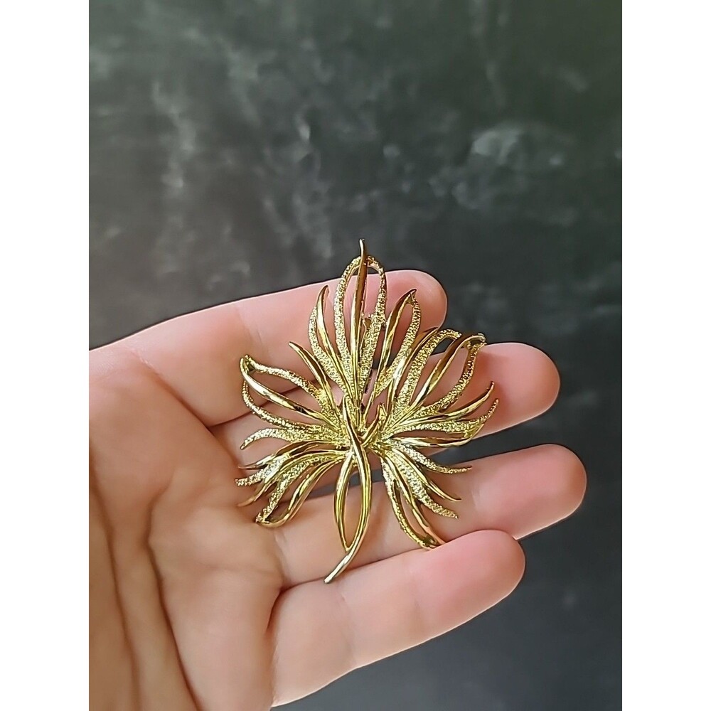 Abstract Leaf Shaped Gold Tone Metal Brooch Vintage Costume Jewelry